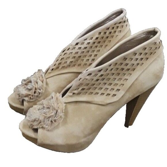 𝅺BKE The Buckle Womens Sole Peep Toe Heels Size 8 Taupe Suede Laser Cut Booties - Picture 1 of 5
